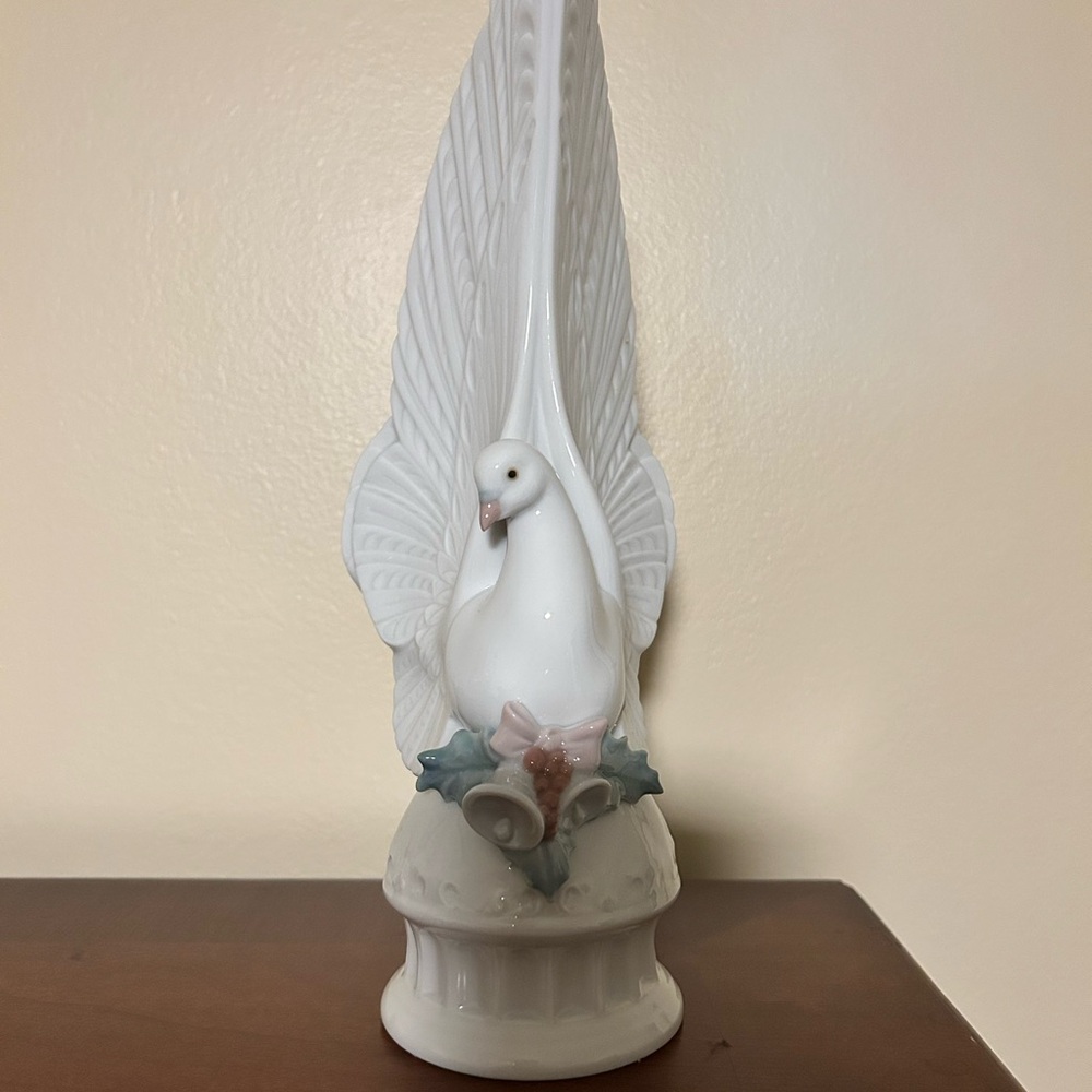 Lladro Message of Peace Figurine